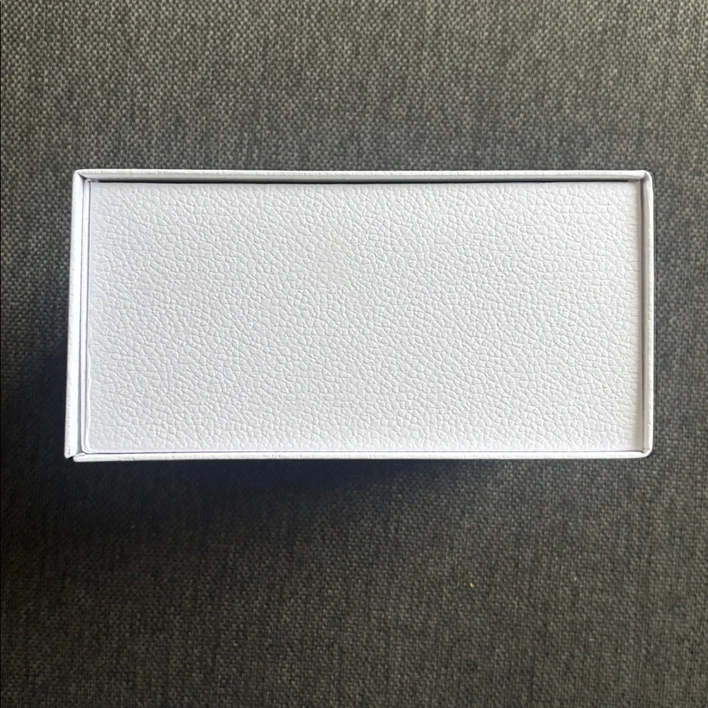 Dior White Box with Gold DIOR Logo - Picture 11 of 11